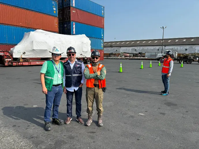 Equipo de Grupo Alaire en el puerto