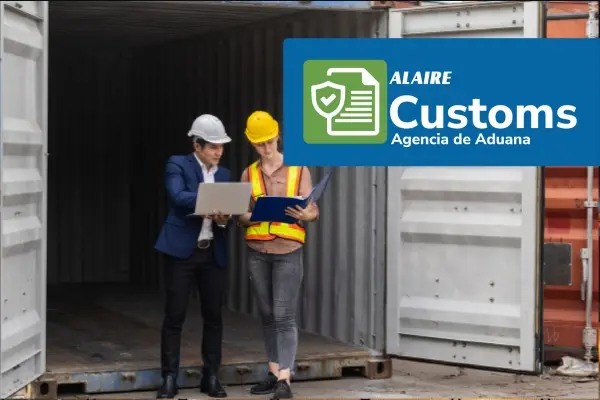 Agentes de aduana revisando un contenedor
